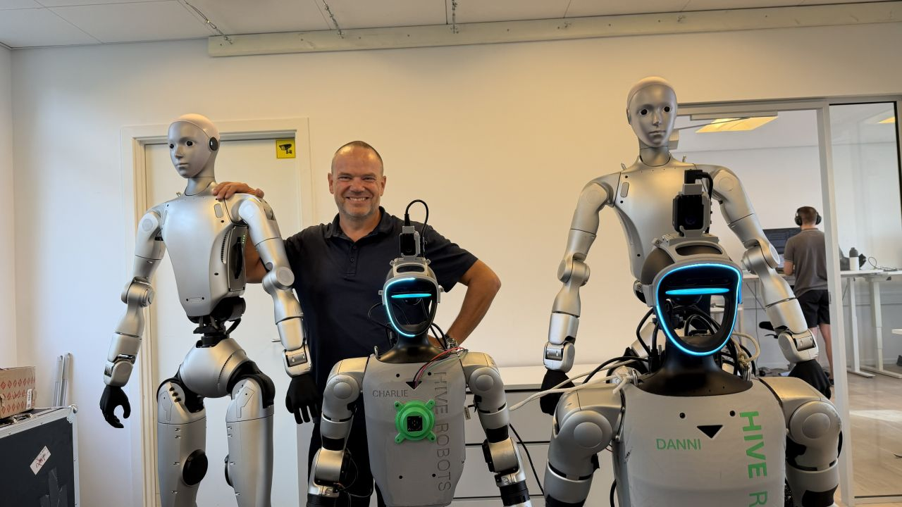 Part of the HIVE Robots team in the Lyngby lab with the humanoid robots Charlie and Danni